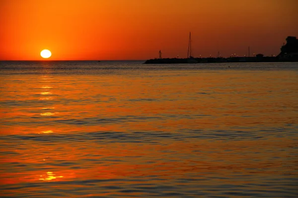 Schöner Sonnenuntergangshimmel Über Der Meeresbucht — Stockfoto