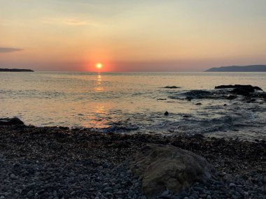 Deniz koyunun üzerinde güzel gün batımı gökyüzü
