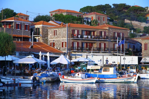 Lesvos, Yunanistan - 24 Ağustos 2018. Molyvos limanından bir manzara 