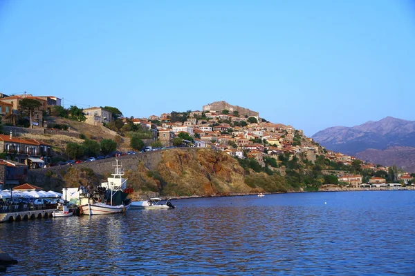 ギリシャのレスボス August 2018 モリヴォス港からの眺め — ストック写真