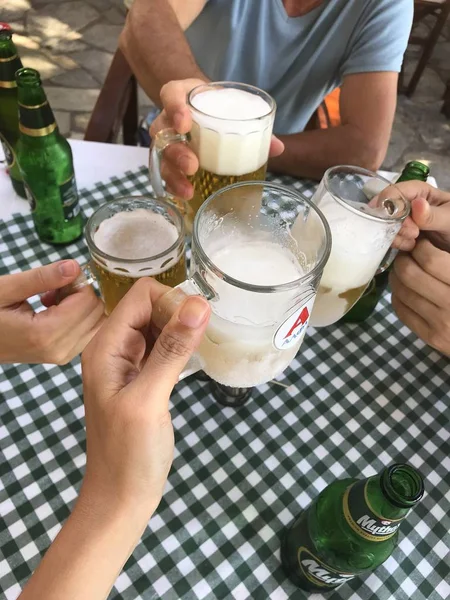 Lesvos Grécia Agosto 2018 Amigos Estão Gostando Beber Cerveja Juntos — Fotografia de Stock