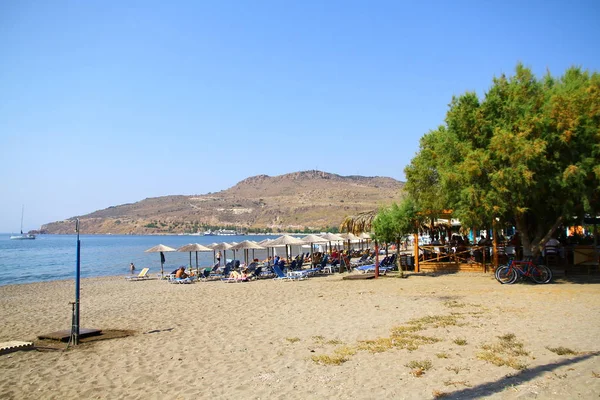 Kumsalda Şemsiyeli Güneşli Yataklı — Stok fotoğraf