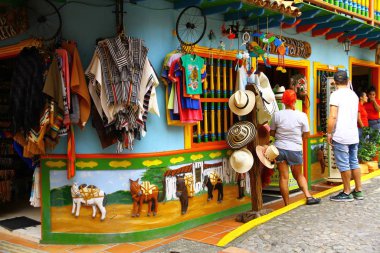 Guatape Kasabası, Antioquia, Kolombiya - 7 Mayıs 2019. Guatape 'in evleriyle ünlü bir sokak manzarası. 
