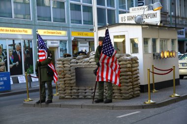 BERLİN, Almanya - 8 Şubat 2015. Charlie kontrol noktasından bir görüntü. Bu isim, Batı Müttefikleri tarafından Doğu ve Batı Berlin arasındaki en iyi bilinen Berlin Duvarı sınır kapısına soğuk savaş sırasında verildi.