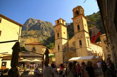 KOTOR, MONTENEGRO - 21 Eylül 2015. Kotor 'un taş binaları ve kaldırımlı dar sokakları olan görkemli eski bir kasabası var. Eski kasaba turistler için çok çekicidir..