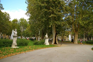 ZAGREB, CROATIA - 19 Eylül 2016. Sonbahar döneminde Zagreb 'in yeşil parklarından birinden manzara.