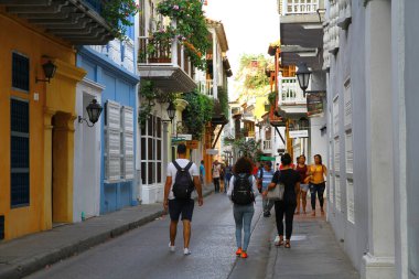  Cartagena 'nın eski kasabasından güzel koloni binaları olan bir sokak manzarası. Kartagena, Kolombiya Karayipleri kıyısında bir liman kentidir..