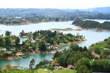 Medellin Kolombiya 'daki Guatape Kayası' ndan El Penol Rezervuar Gölü 'nün güzel panoramik manzarası.