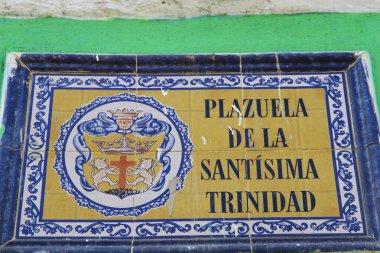 Plazuela de la Santisima Trinidad 'ın sokak tabelası. İngilizce 'de' Kutsal Üçlü Meydanı 'demek..