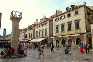 Old Town, Dubrovnik, CROATIA - 11 Eylül 2016. Eski kasabada yüksek taş duvarları olan birçok dar caddeler var. Çıkış yolunu ararken kendini labirentteymişsin gibi hissettiriyor..