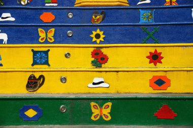 Guatape Kasabası, Antioquia, Kolombiya - 7 Mayıs 2019. Guatape 'in evleriyle ünlü bir sokak manzarası. 