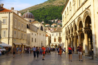 Old Town, Dubrovnik, CROATIA - 11 Eylül 2016. Eski kasabada yüksek taş duvarları olan birçok dar caddeler var. Çıkış yolunu ararken kendini labirentteymişsin gibi hissettiriyor..