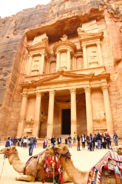 Antik Petra Şehri, Ürdün - 10 Nisan 2015. Petra 'daki El Khazar (Hazine) manzarası. vizörler 