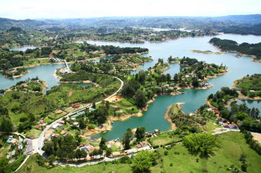 Medellin Kolombiya 'daki Guatape Kayası' ndan El Penol Rezervuar Gölü 'nün güzel panoramik manzarası.