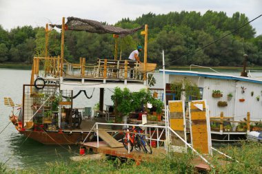 RIVER SAVA, BELGRAD, SERBIA - 20 Eylül 2015. Sava Nehri kıyısında birçok küçük restoran vardır..