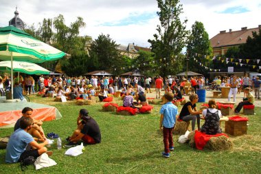 ZAGREB, CROATIA - 19 Eylül 2016. Zagreb 'deki hamburger festivalinden bir manzara. Hırvatistan 'ın başkenti Zagreb yıl boyunca pek çok festivale ev sahipliği yaptı.