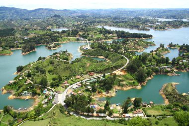 Medellin Kolombiya 'daki Guatape Kayası' ndan El Penol Rezervuar Gölü 'nün güzel panoramik manzarası.