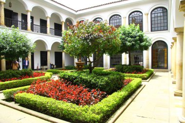 Botero Müzesi, Bogota, Kolombiya - 28 Nisan 2019. Bogota 'da bir koloni evinde bulunan Botero Müzesi' nin güzel avlusundan bir manzara..