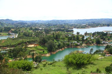 Medellin Kolombiya 'daki Guatape Kayası' ndan El Penol Rezervuar Gölü 'nün güzel panoramik manzarası.