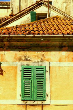 Caddedeki eski binaların mimarisi, şehirdeki evlerin cepheleri.