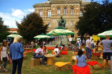 ZAGREB, CROATIA - 19 Eylül 2016. Zagreb 'deki hamburger festivalinden bir manzara. Hırvatistan 'ın başkenti Zagreb yıl boyunca pek çok festivale ev sahipliği yaptı.