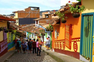 Guatape Kasabası, Antioquia, Kolombiya - 7 Mayıs 2019. Guatape 'in evleriyle ünlü bir sokak manzarası. 