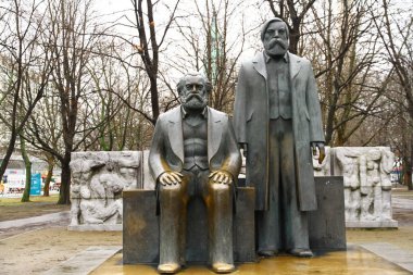 BERLİN, Almanya - 8 Şubat 2015. Berlin 'deki Marx-Engels Anıtı.