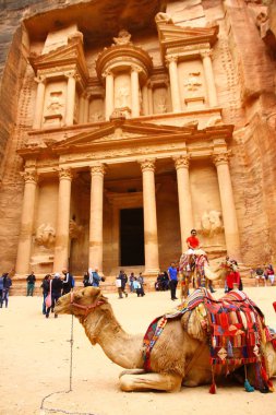 Antik Petra Şehri, Ürdün - 10 Nisan 2015. Petra 'daki El Khazar (Hazine) manzarası. vizörler 