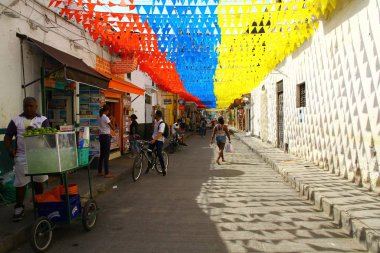Renkli evler, küçük kasaba binalarının cepheleri.