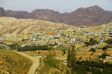 Dağların arasındaki küçük yerleşim yerine bakın.