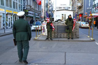 BERLİN, Almanya - 8 Şubat 2015. Charlie kontrol noktasından bir görüntü. Bu isim Batı Müttefikleri tarafından Soğuk Savaş sırasında Doğu ve Batı Berlin arasındaki en iyi bilinen Berlin Duvarı sınır kapısına verildi.