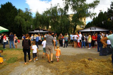 ZAGREB, CROATIA - 19 Eylül 2016. Zagreb 'deki hamburger festivalinden bir manzara. Hırvatistan 'ın başkenti Zagreb yıl boyunca pek çok festivale ev sahipliği yaptı.