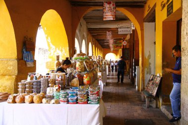 Plaza De Los Coches, Cartagena, Kolombiya - 15 Mayıs 2019. El Portal de los Dulces, Plaza de Los Coches 'taki bir koloni binasında bulunan ve değişken tatlı hamur işleri satan bir geçit..