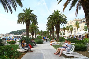 Ayrılık, bölünme, parçalanma limanı - 13 Eylül 2016. Split, Hırvatistan 'ın ikinci büyük kenti. Huzurlu bir Akdeniz atmosferi olan güzel bir limanı ve kaldırımı var..