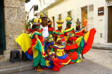 CARTAGENA, KOLOMBIA - 15 Mayıs 2019. Kartagena 'da Afro-Kolombiyalı meyveli kadınlar olan Palenqueras sokaklarda turistlerle fotoğraf çekiyor. Onlar şehrin sembollerinden biri..