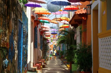 Getsemani Mahallesi, Cartagena, Kolombiya - 17 Mayıs 2019. Getsemani caddesinde asılı renkli şemsiyeleriyle ünlü ve popüler Angosto Caddesi manzarası..