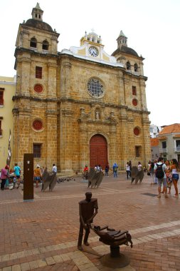 San Pedro Claver Kilisesi 'nin ön cephesinden, Kolombiya, Cartagena' daki Plaza de San Pedro Claver 'da yer alan bir manzara..