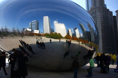 Chicago, ABD - 21 Kasım 2009. Bulut Kapısı, Chicago 'da halka açık bir heykeldir. Şeklinden dolayı The Bean olarak adlandırılır..