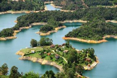 Medellin Kolombiya 'daki Guatape Kayası' ndan El Penol Rezervuar Gölü 'nün güzel panoramik manzarası.