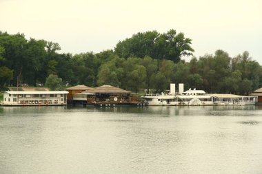 Belgrat, SERBIA - 20 Eylül 2015. Sava nehrinin kıyısında bir sürü tekne restoranı var..
