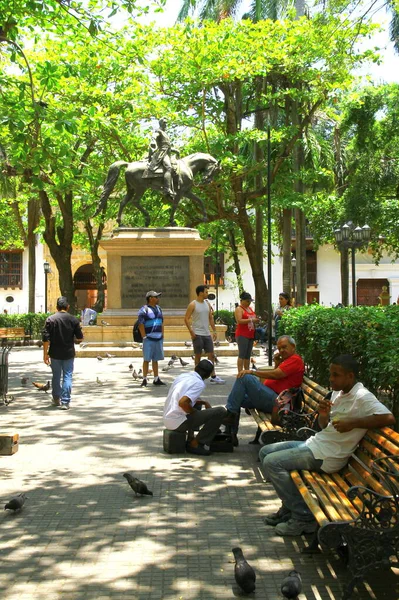 Bolivar Park Cartagena Colombia May 2019 カルタヘナのボリバル公園からの眺め 人々は休息を取っています ボリバルの像もこの公園にあります — ストック写真