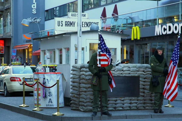 BERLİN, Almanya - 8 Şubat 2015. Charlie kontrol noktasından bir görüntü. Bu isim, Batı Müttefikleri tarafından Doğu ve Batı Berlin arasındaki en iyi bilinen Berlin Duvarı sınır kapısına soğuk savaş sırasında verildi.