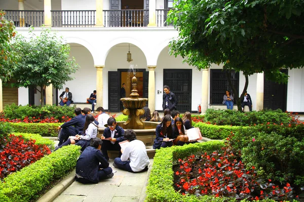 Botero Museum Bogota Kolumbie Dubna2019 Studenti Dělají Nějaké Obrazy Nádvoří — Stock fotografie