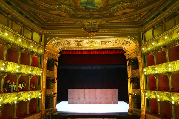 Teatro Colon, Bogota, Kolombiya - 28 Nisan 2019. Teatro 'nun ana salonundaki sahneden bir manzara (Kolon).