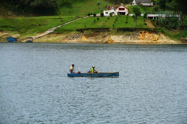 Penol Reservoir Lake Medellin コロンビア May 2019 ペノール貯水池湖からの眺め 二人の男がボートで釣りに行く — ストック写真