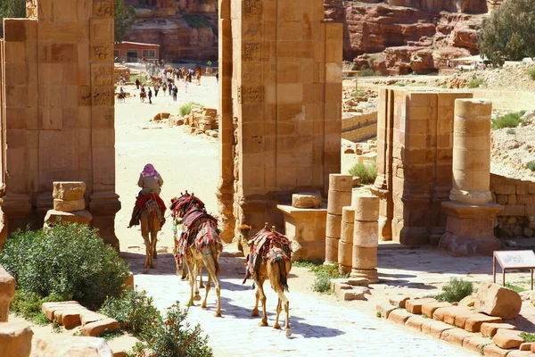 Starověké Město Petra Jordánsko Dubna 2015 Návštěvníci Starověkém Městě Petra — Stock fotografie