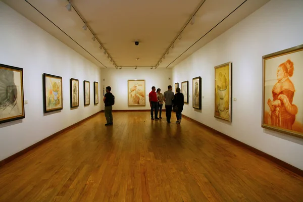 Botero Müzesi, Bogota, Kolombiya - 28 Nisan 2019. Bogota 'nın La Candeleria semtindeki Botero Müzesi' ndeki galerilerden birinin manzarası..