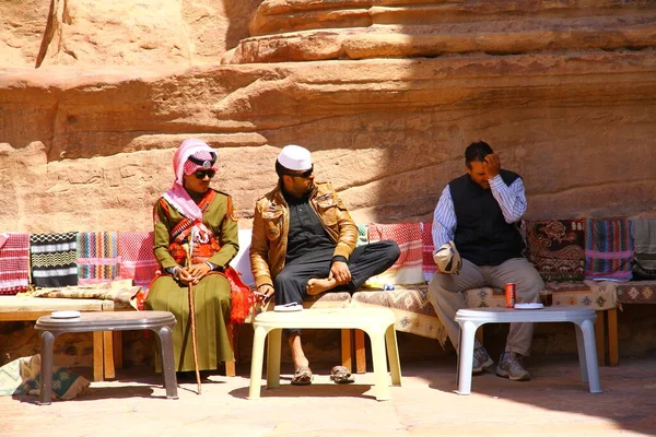 Αρχαία Πόλη Της Πέτρας Ιορδανία Απριλίου 2015 Φρουρός Και Ντόπιοι — Φωτογραφία Αρχείου