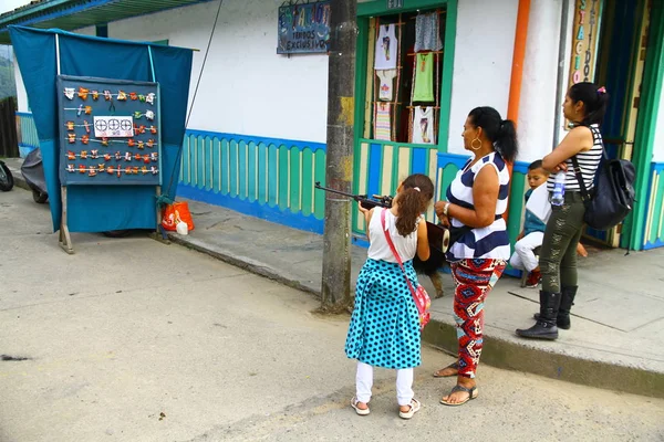 Salento Colombia Μαΐου 2019 Ένα Κορίτσι Παίζει Ένα Παιχνίδι Σκοποβολής — Φωτογραφία Αρχείου