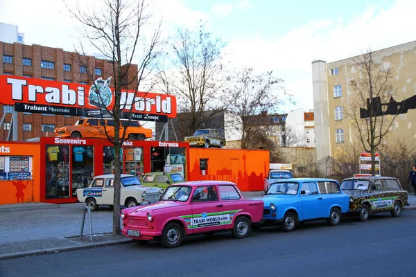 Berlim Alemanha Fevereiro 2015 Carros Icônicos Trabant Estão Frente Museu — Fotografia de Stock